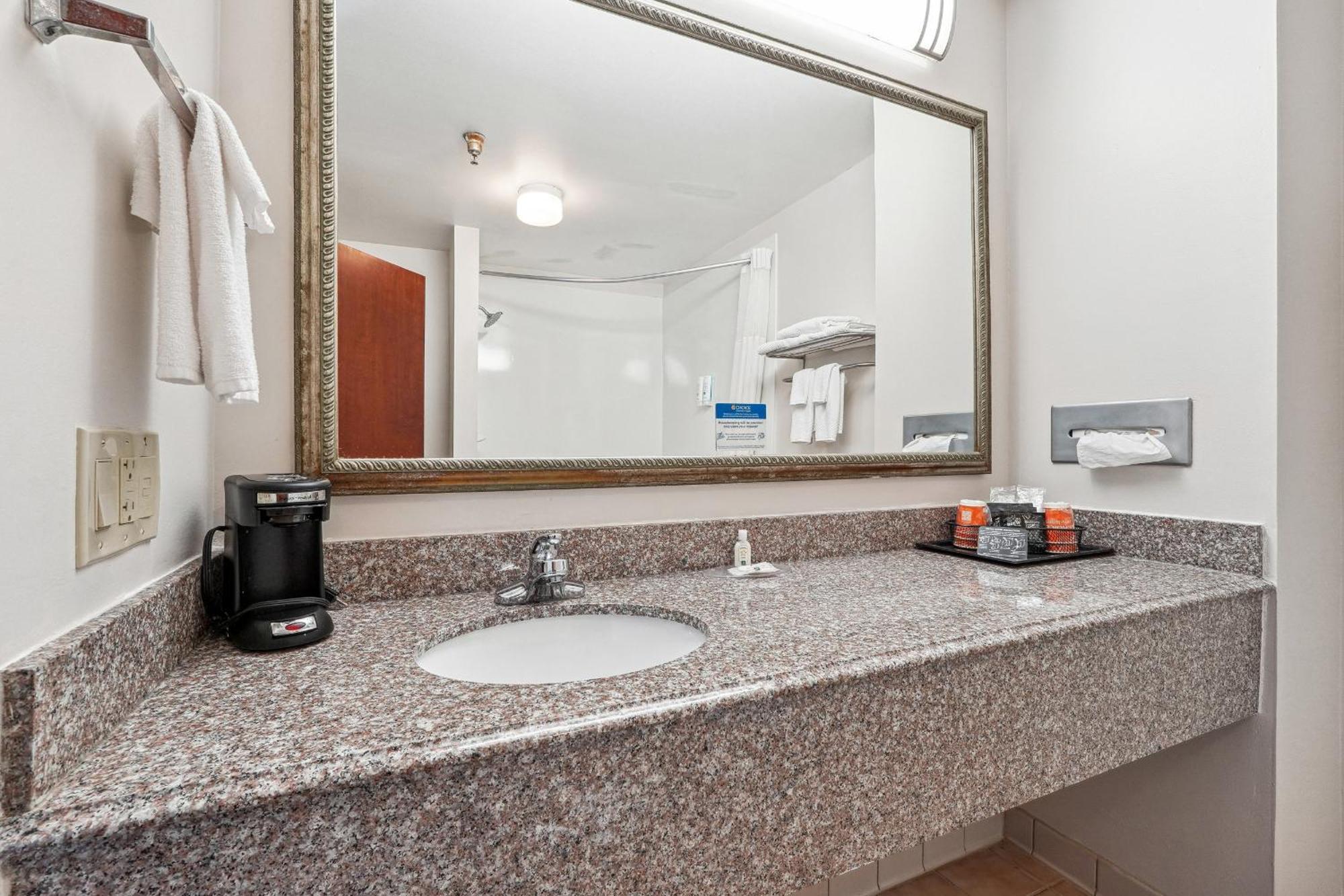 Quality Inn & Suites Доусонвилл Экстерьер фото