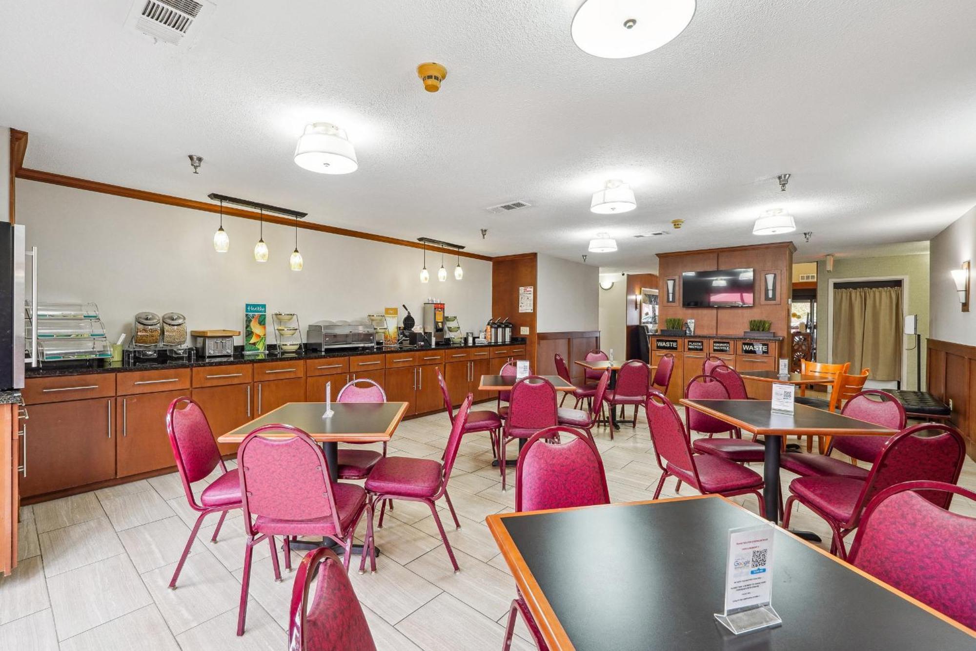 Quality Inn & Suites Доусонвилл Экстерьер фото