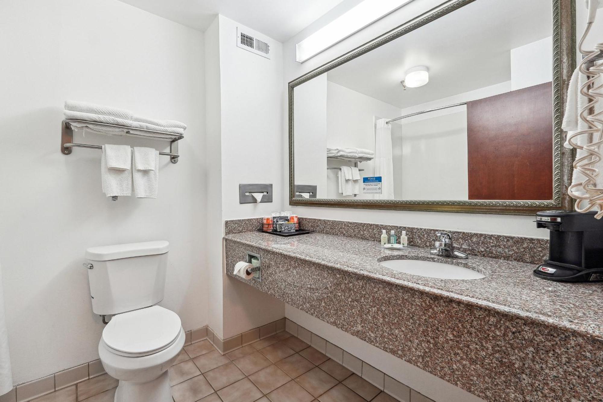 Quality Inn & Suites Доусонвилл Экстерьер фото