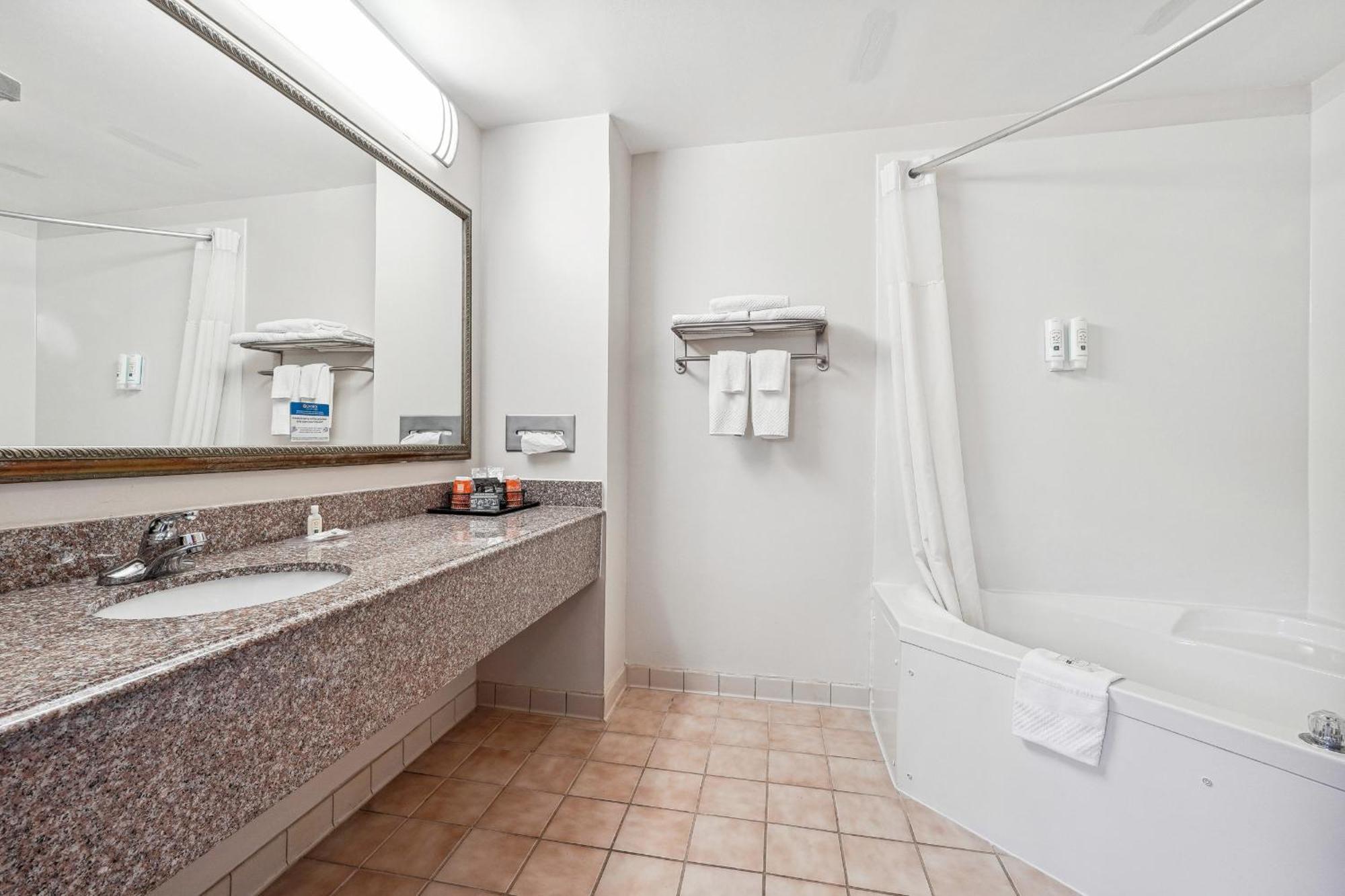 Quality Inn & Suites Доусонвилл Экстерьер фото