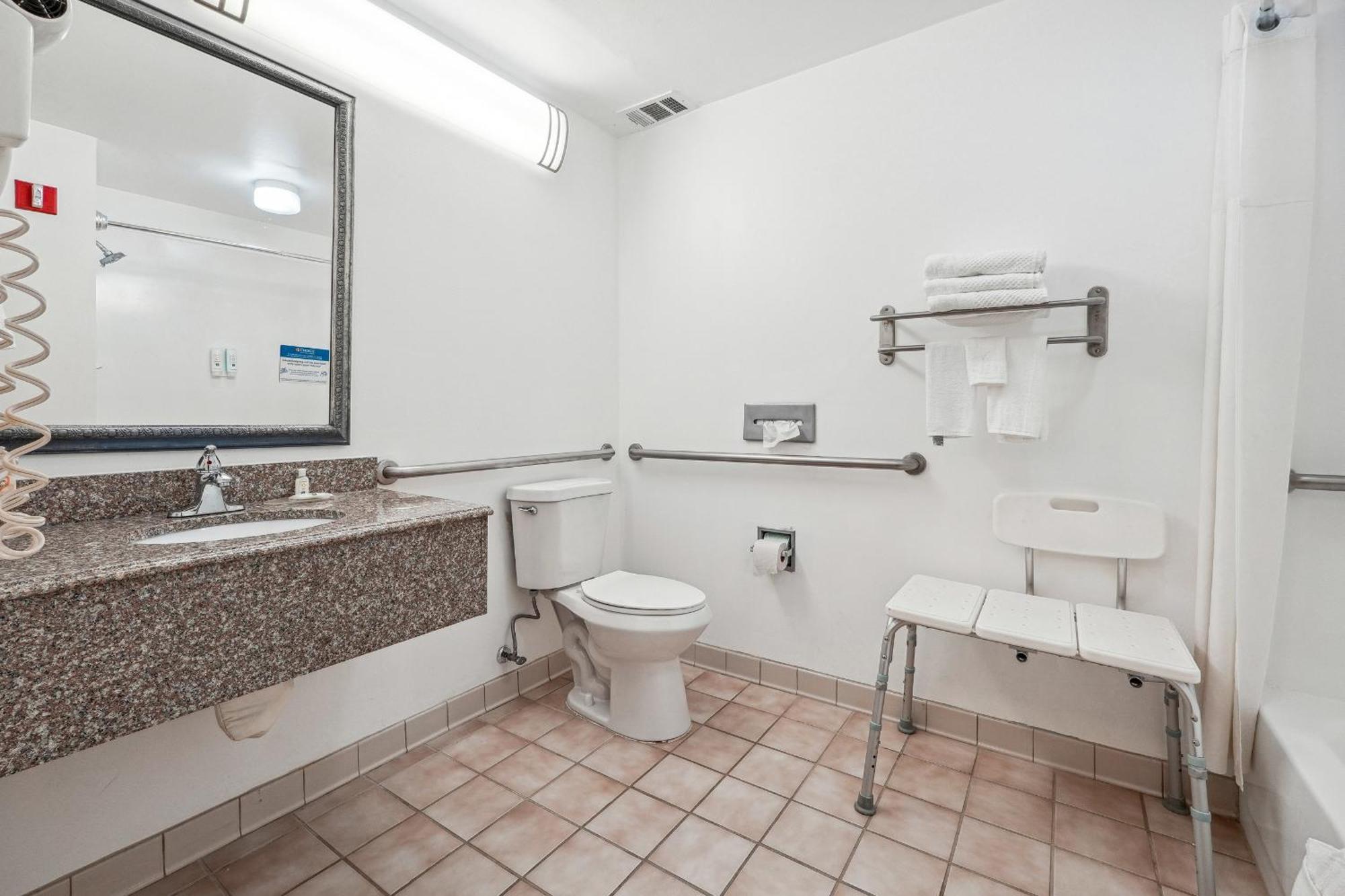 Quality Inn & Suites Доусонвилл Экстерьер фото