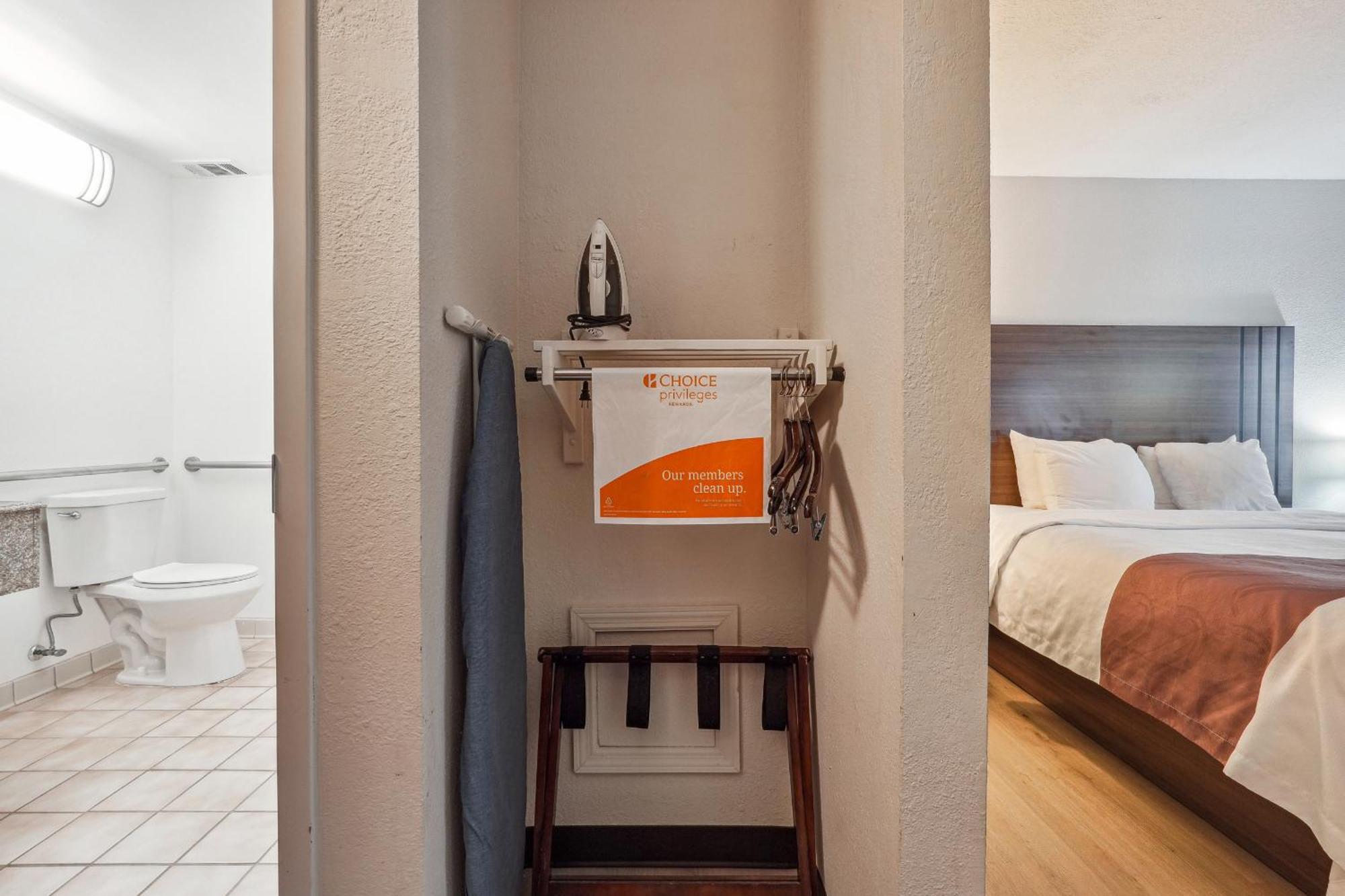 Quality Inn & Suites Доусонвилл Экстерьер фото