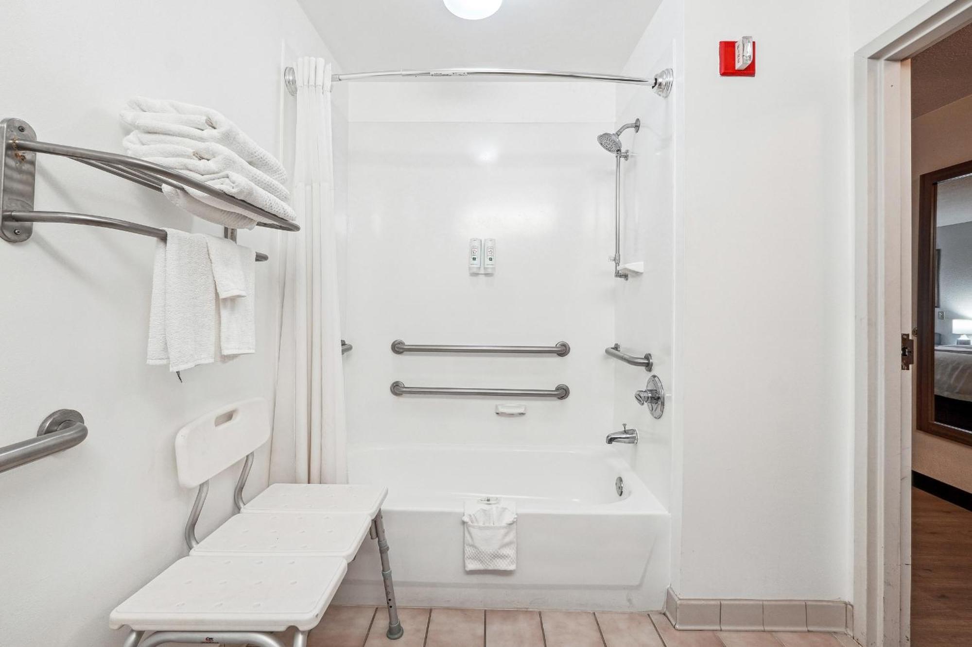 Quality Inn & Suites Доусонвилл Экстерьер фото