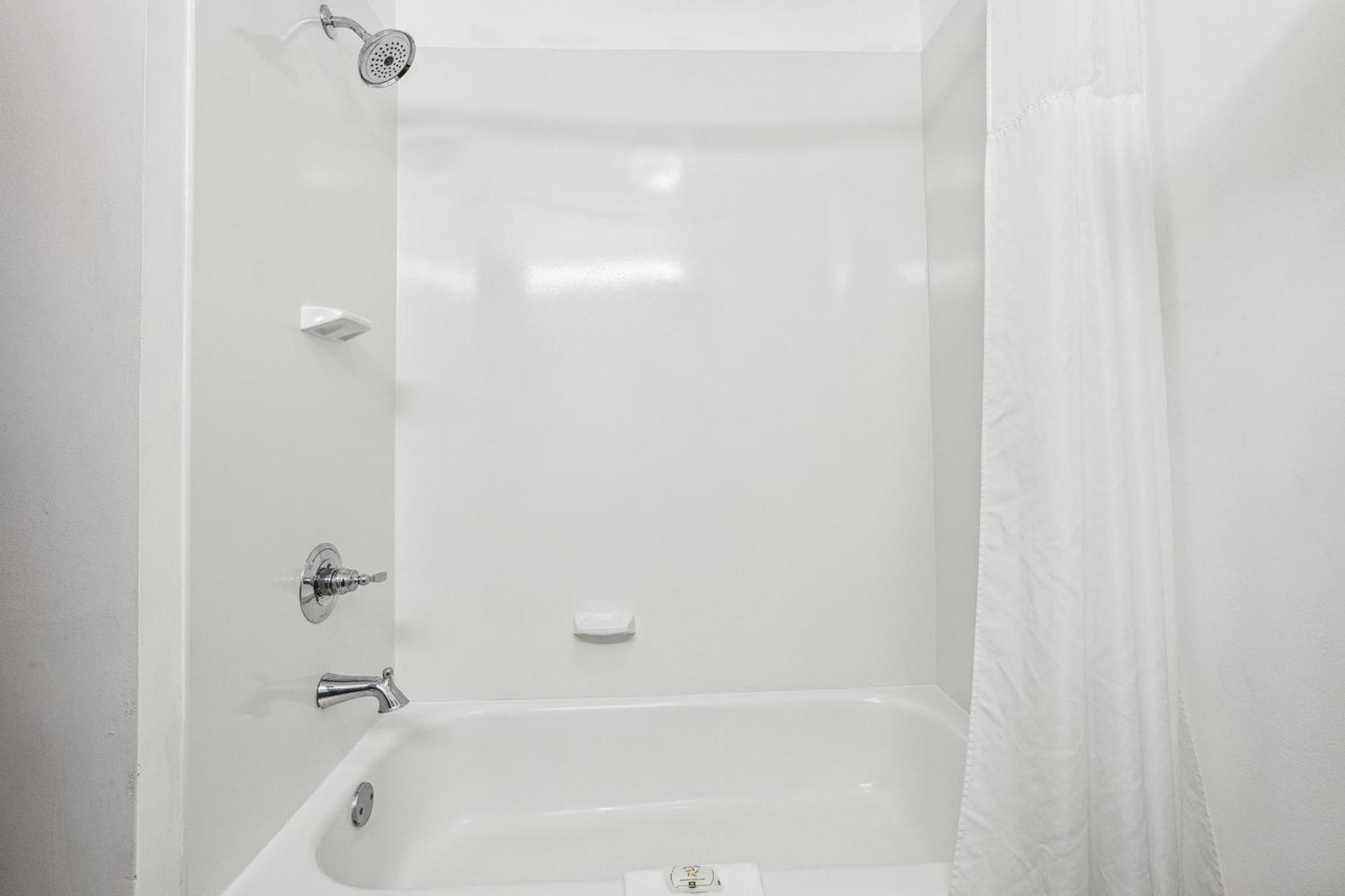 Quality Inn & Suites Доусонвилл Экстерьер фото