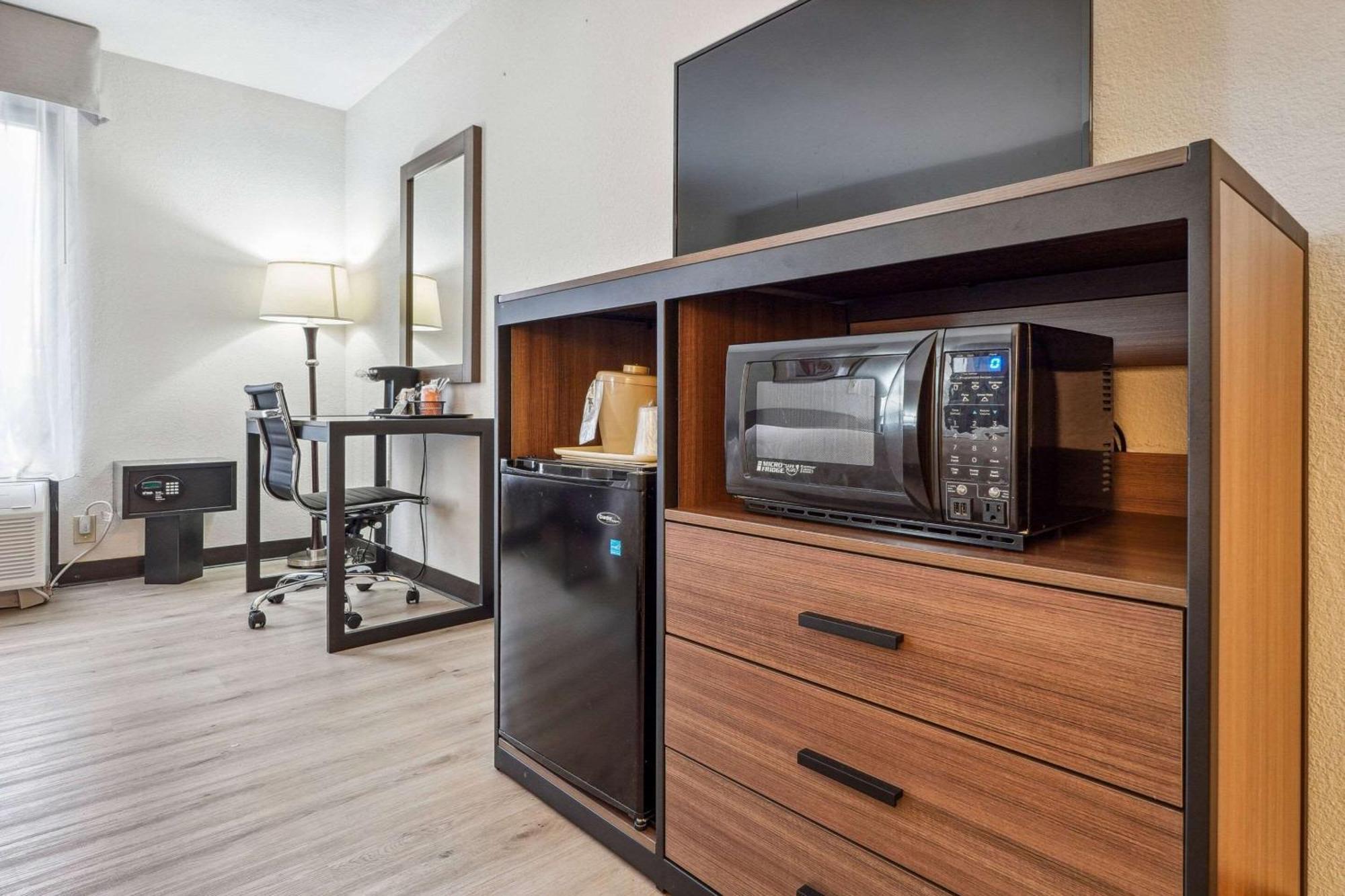 Quality Inn & Suites Доусонвилл Экстерьер фото