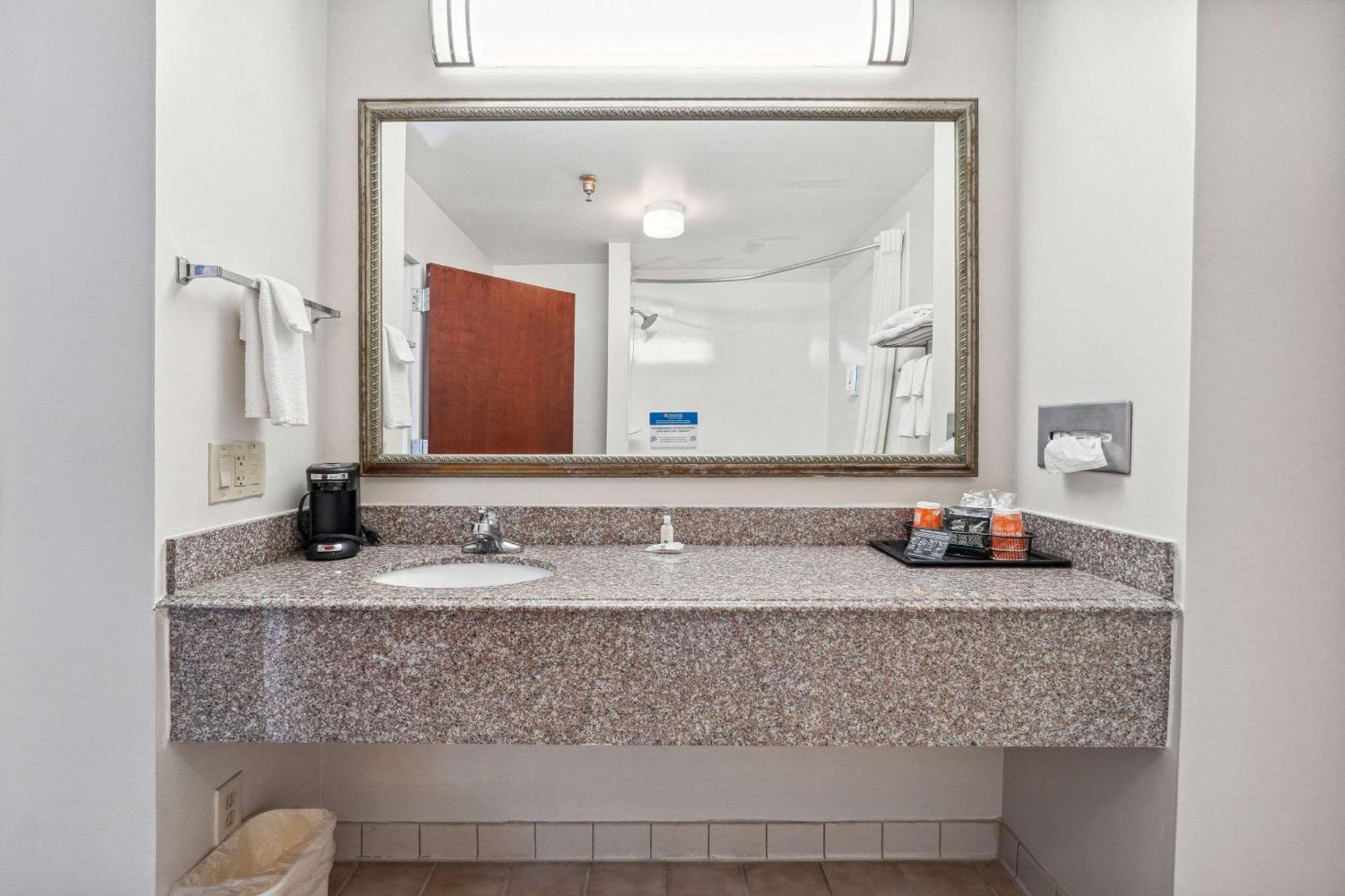 Quality Inn & Suites Доусонвилл Экстерьер фото