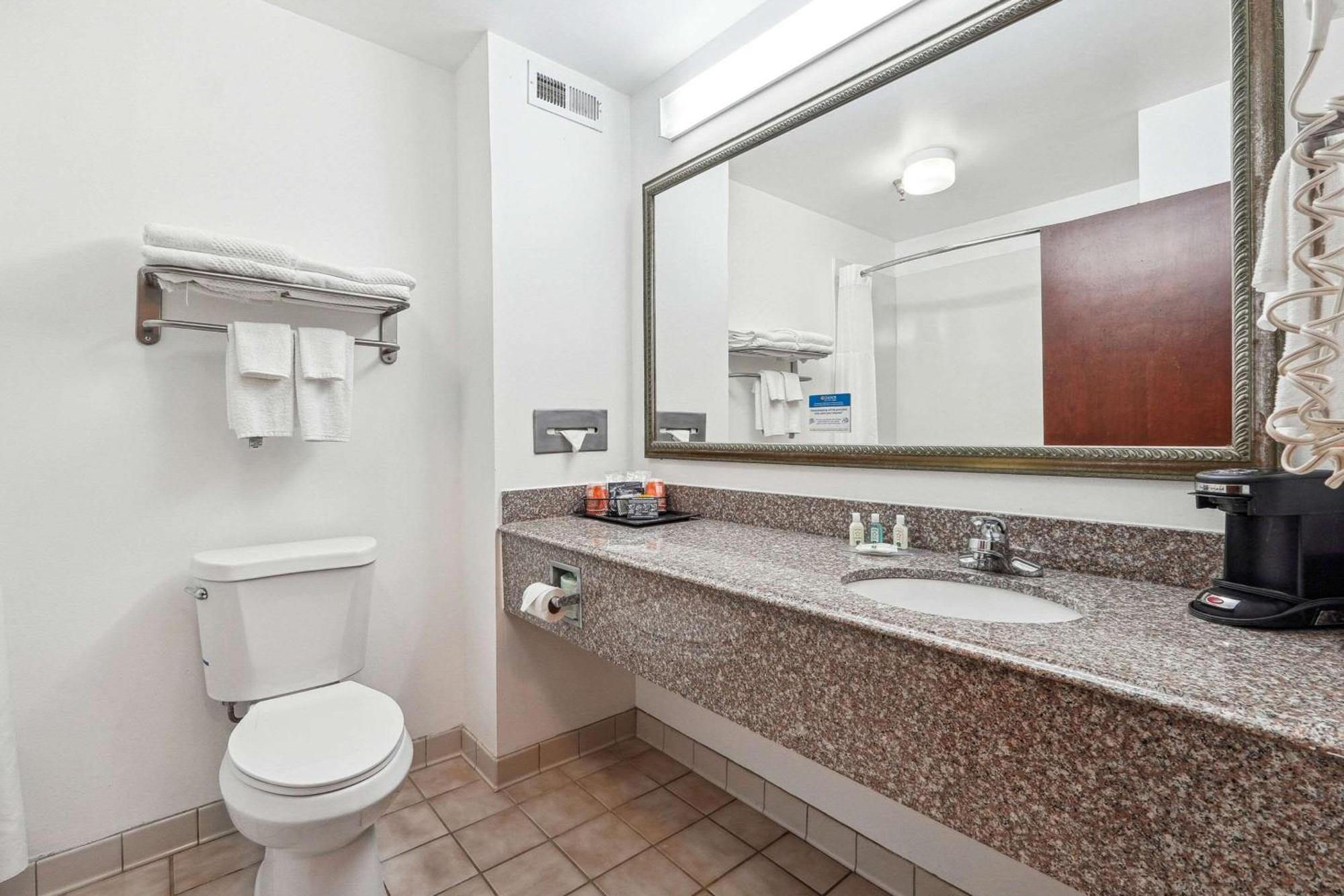 Quality Inn & Suites Доусонвилл Экстерьер фото