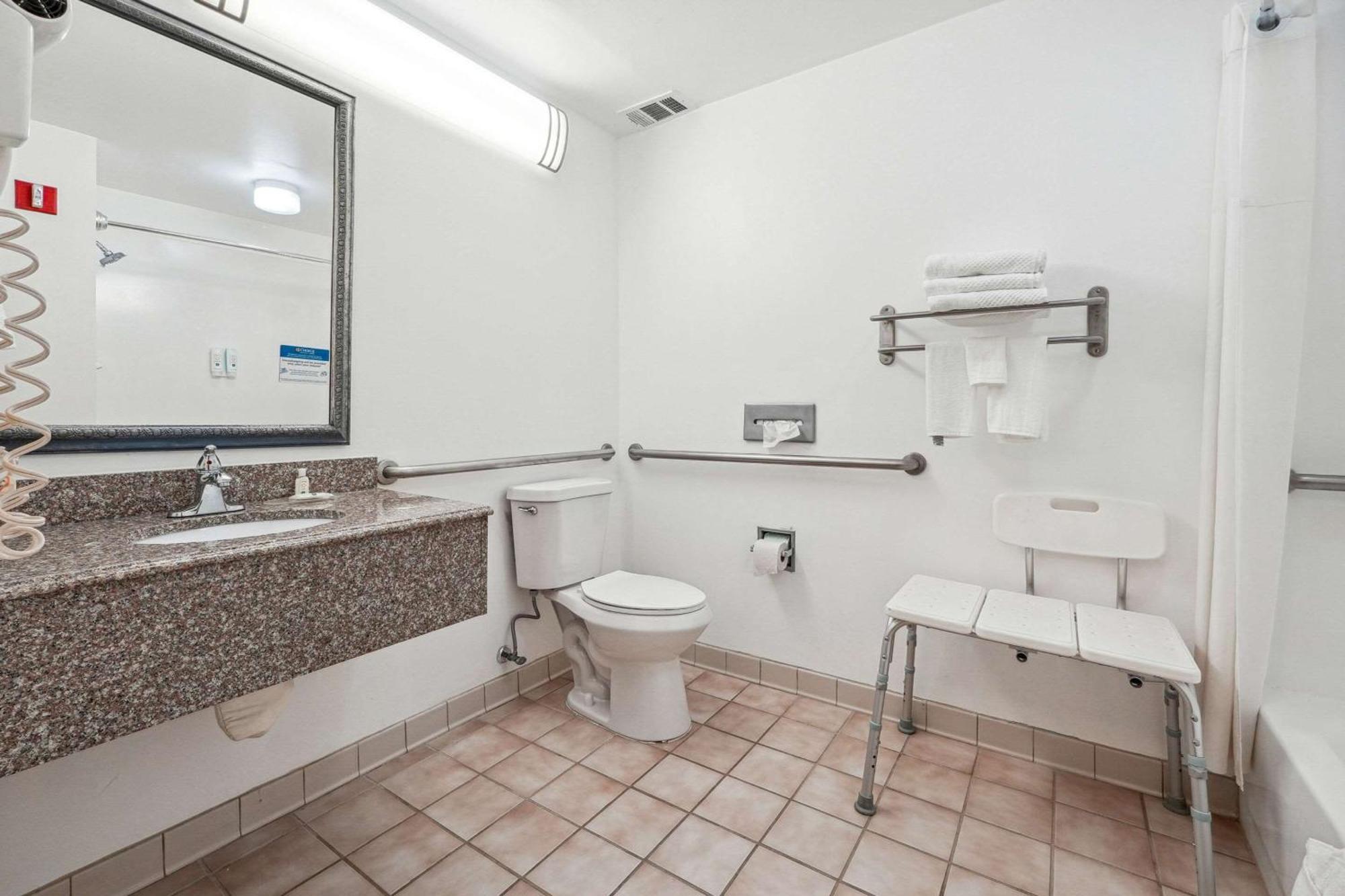 Quality Inn & Suites Доусонвилл Экстерьер фото