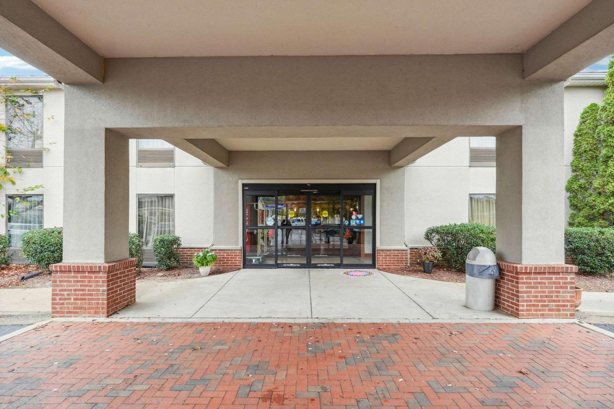 Quality Inn & Suites Доусонвилл Экстерьер фото