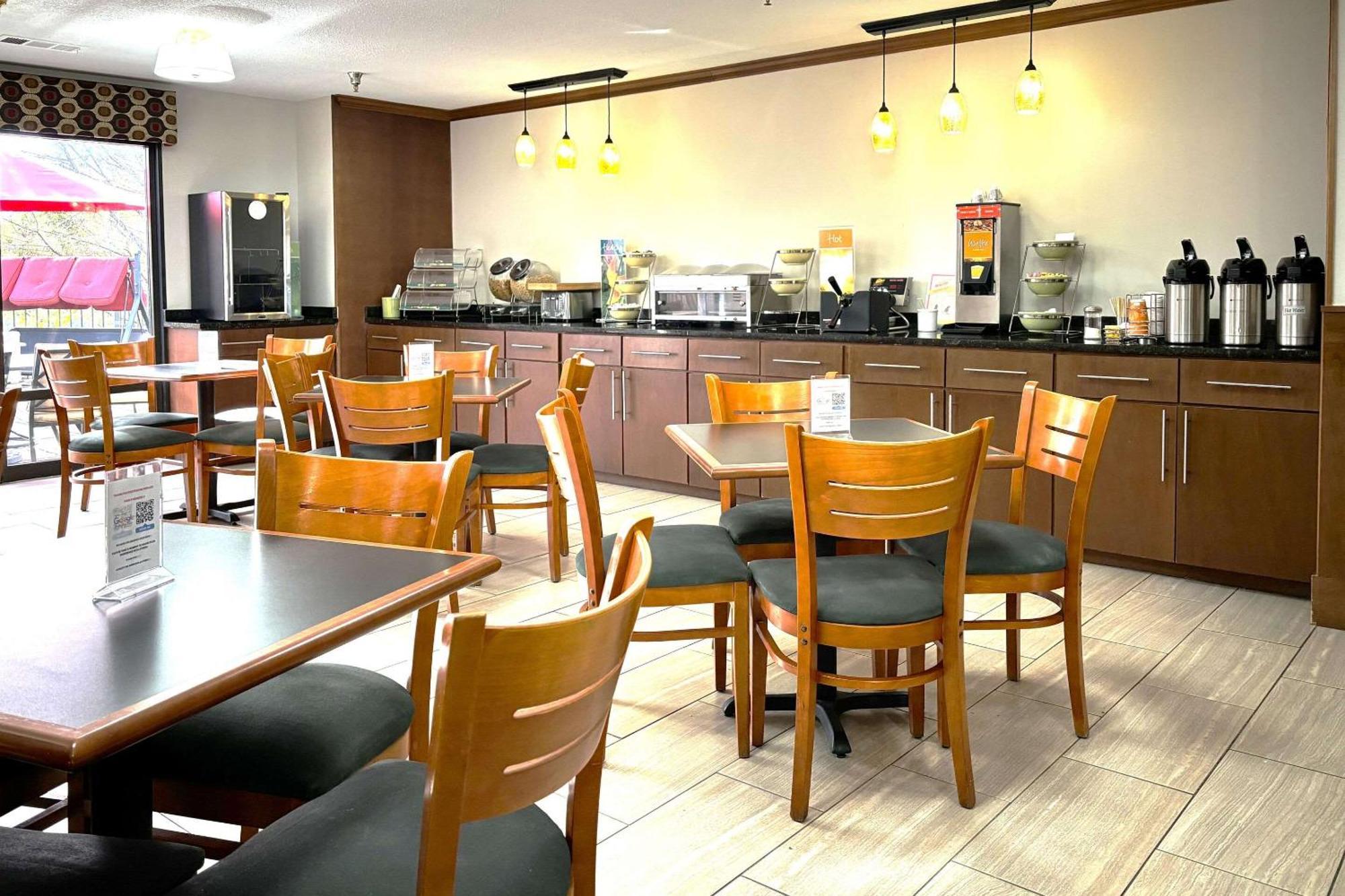 Quality Inn & Suites Доусонвилл Экстерьер фото