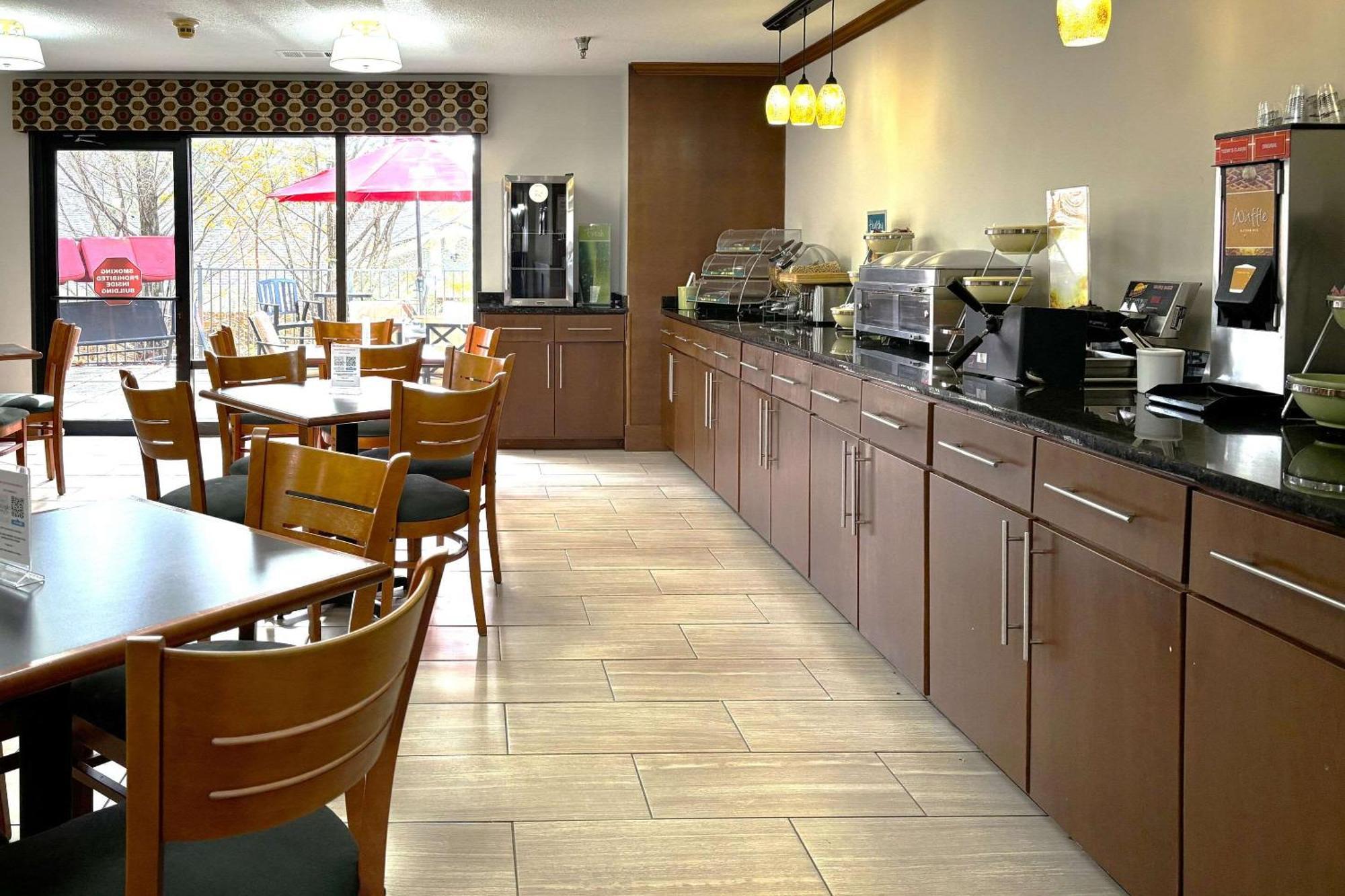 Quality Inn & Suites Доусонвилл Экстерьер фото
